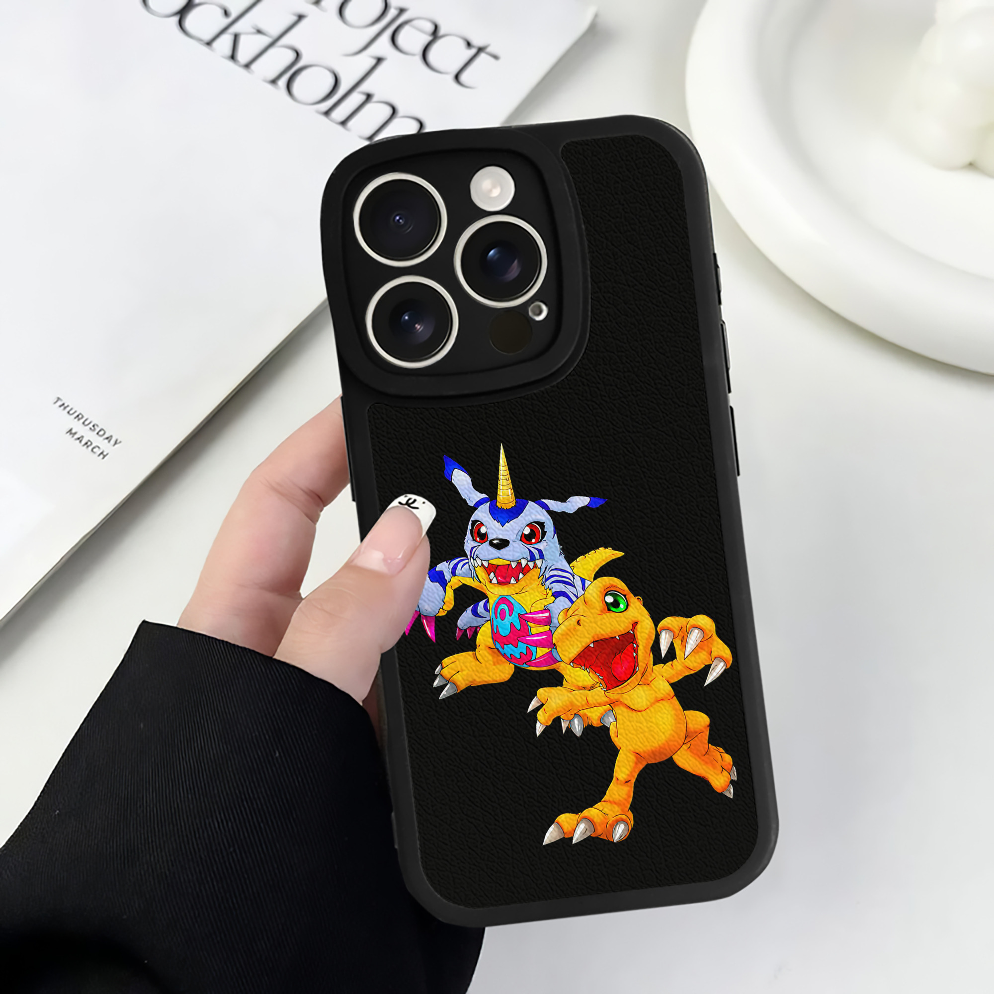 （画像用） Digimon デジタルモンスター/デジモン 【iPhone 16シリーズ対応】シリコンスマホケース（レザー調） 材質：シリコン